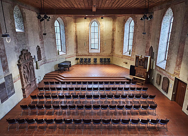 Martinskirche - Innenraum mit Bühne, Foto: Jan-Peter Wahlmann