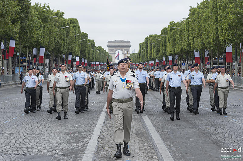 Am 14. Juli, dem französischen Nationalfeiertag, wird die binationale Brigade regelmäßig nach Paris eingeladen. In ihrem 30. Jubiläumsjahr paradierte sie mit rund 500 Soldatinnen und Soldaten auf den Champs-Élysées., Quelle: Deutsch-Französische Brigade
